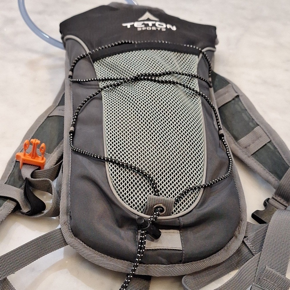 Teton Sports Camel Back Trailrunner 2 H2O Backpack Adjustable Strap Straw Biking